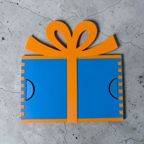 blaue 3D Karte ohne Schrift und dekorativer Schleife